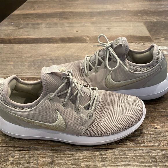 Womens Nikes size 9 - Picture 3 of 4